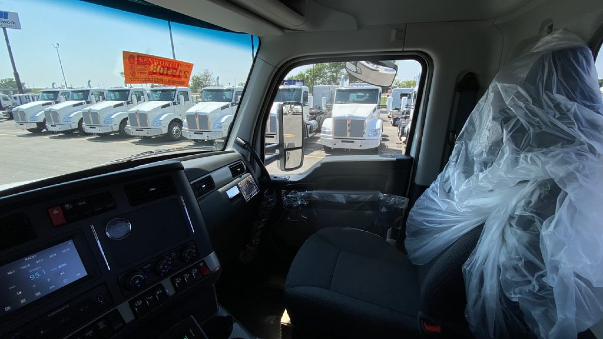 2026 Kenworth T880 - image 14