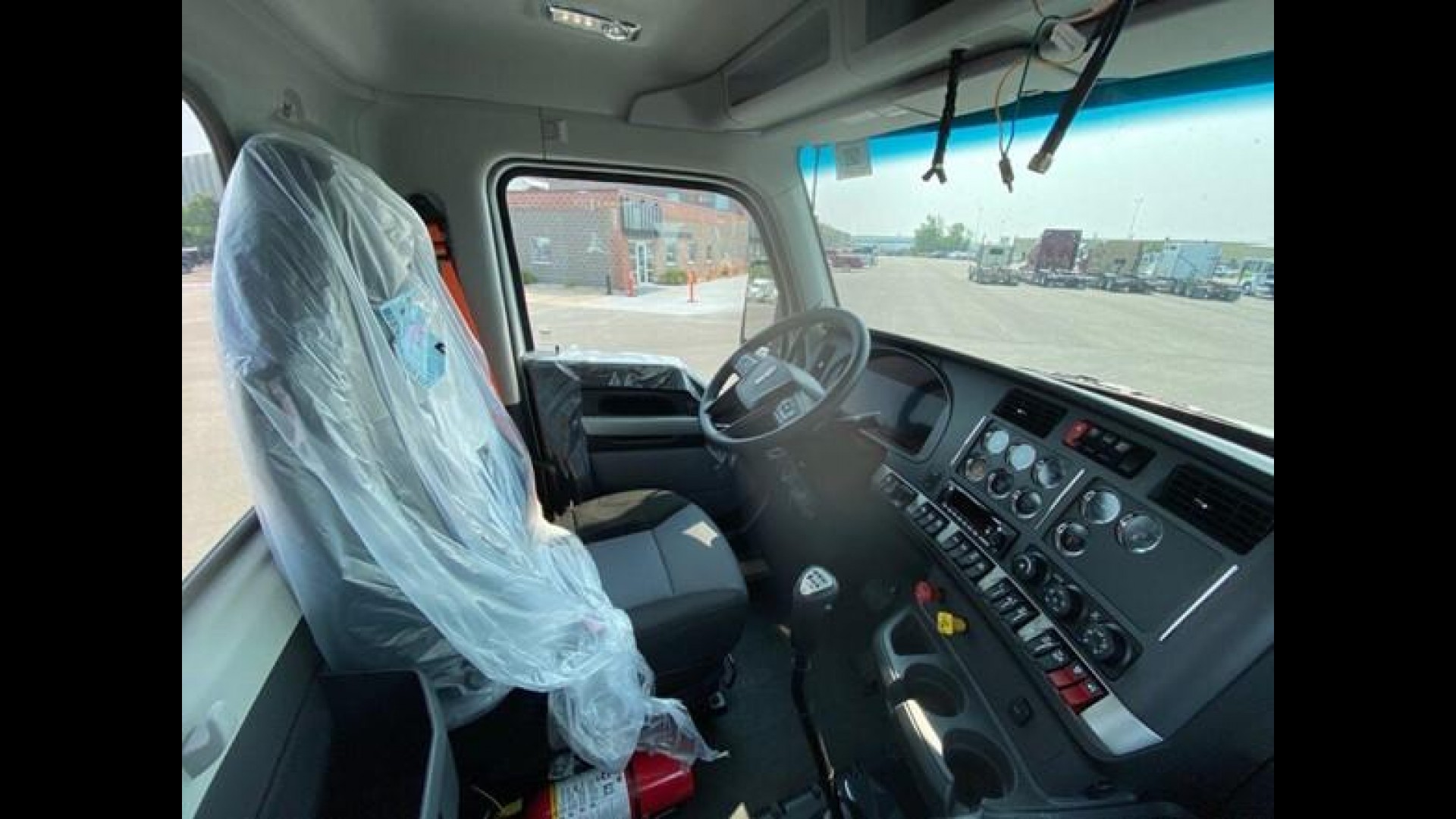 2026 Kenworth T880 - image 12