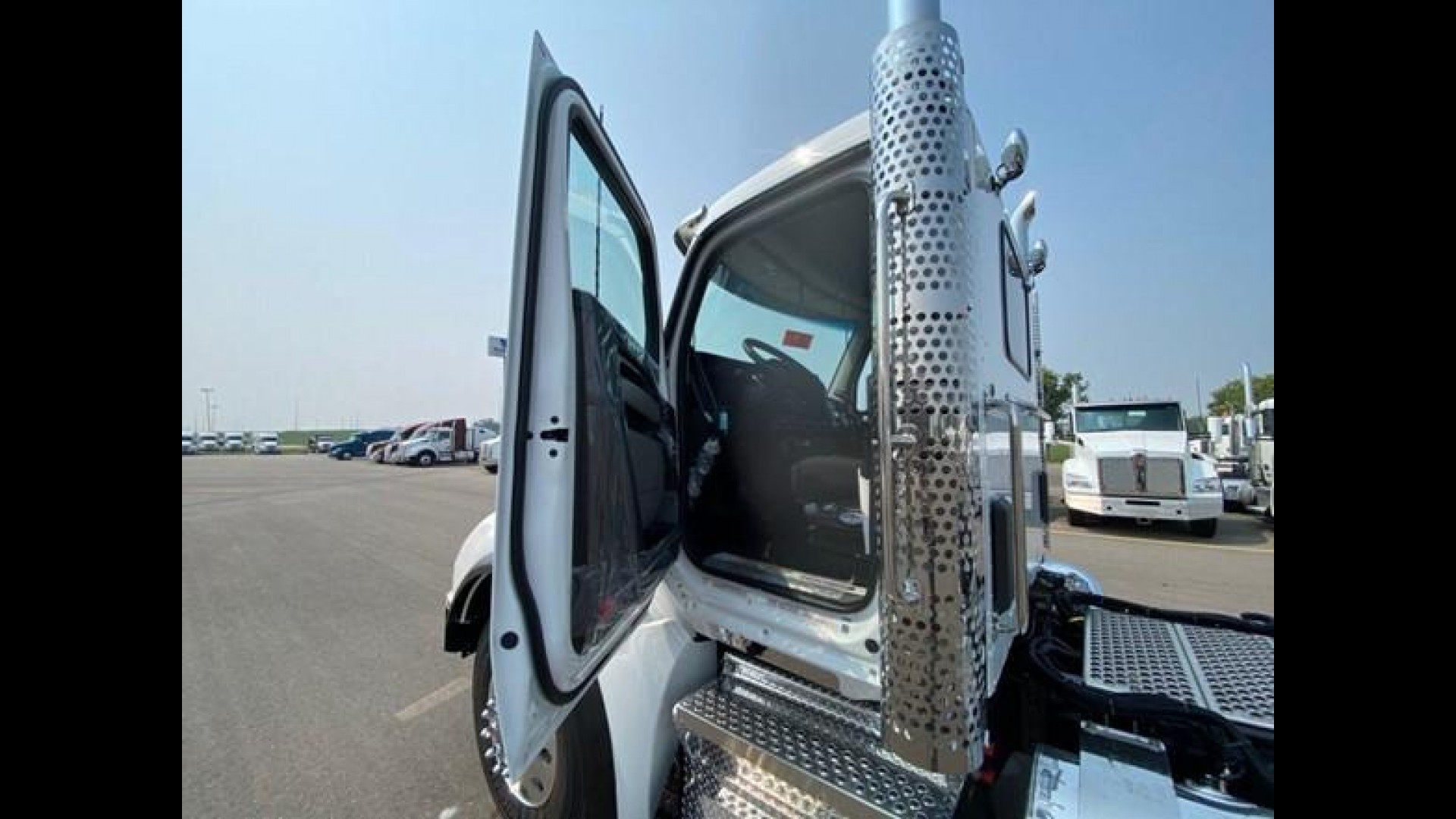 2026 Kenworth T880 - image 9