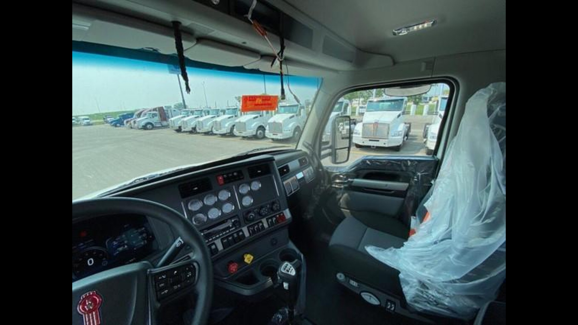 2026 Kenworth T880 - image 10