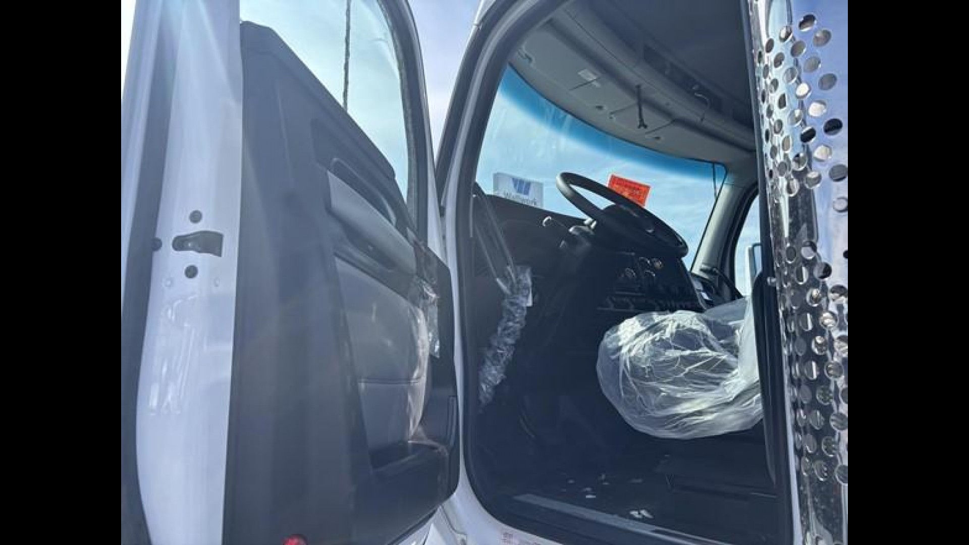 2026 Kenworth T880 - image 12