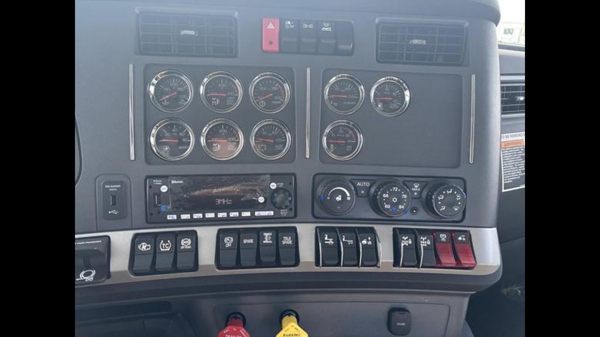 2026 Kenworth T880 - image 13