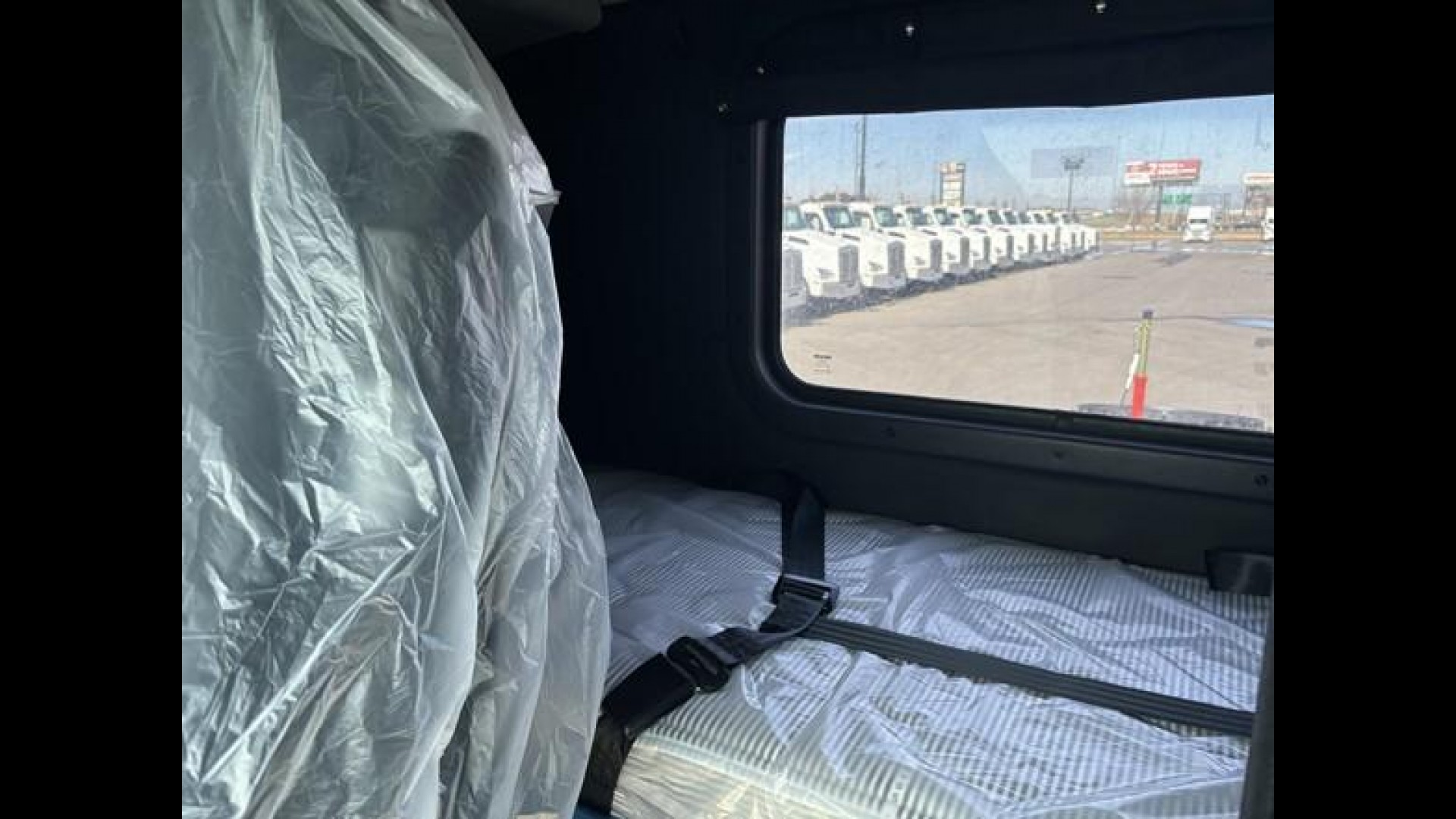 2026 Kenworth T880 - image 16