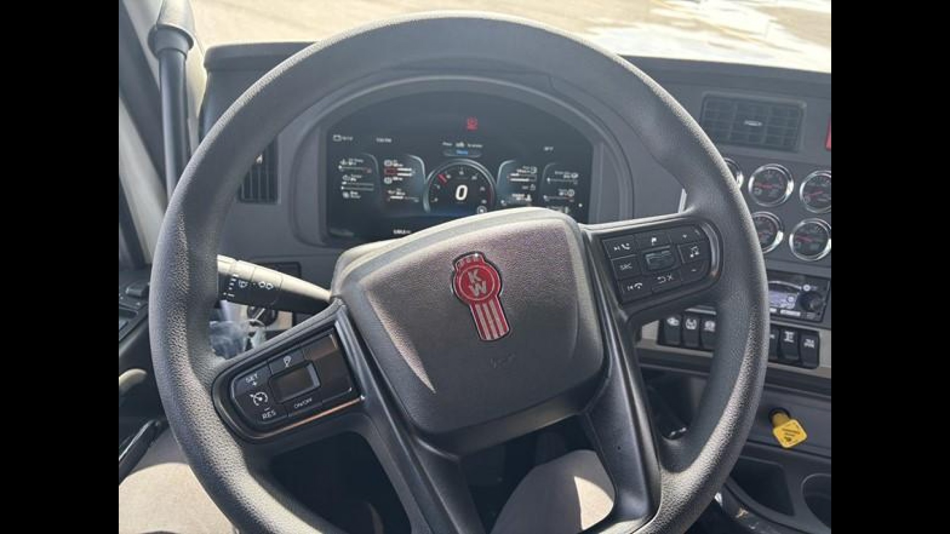 2026 Kenworth T880 - image 14