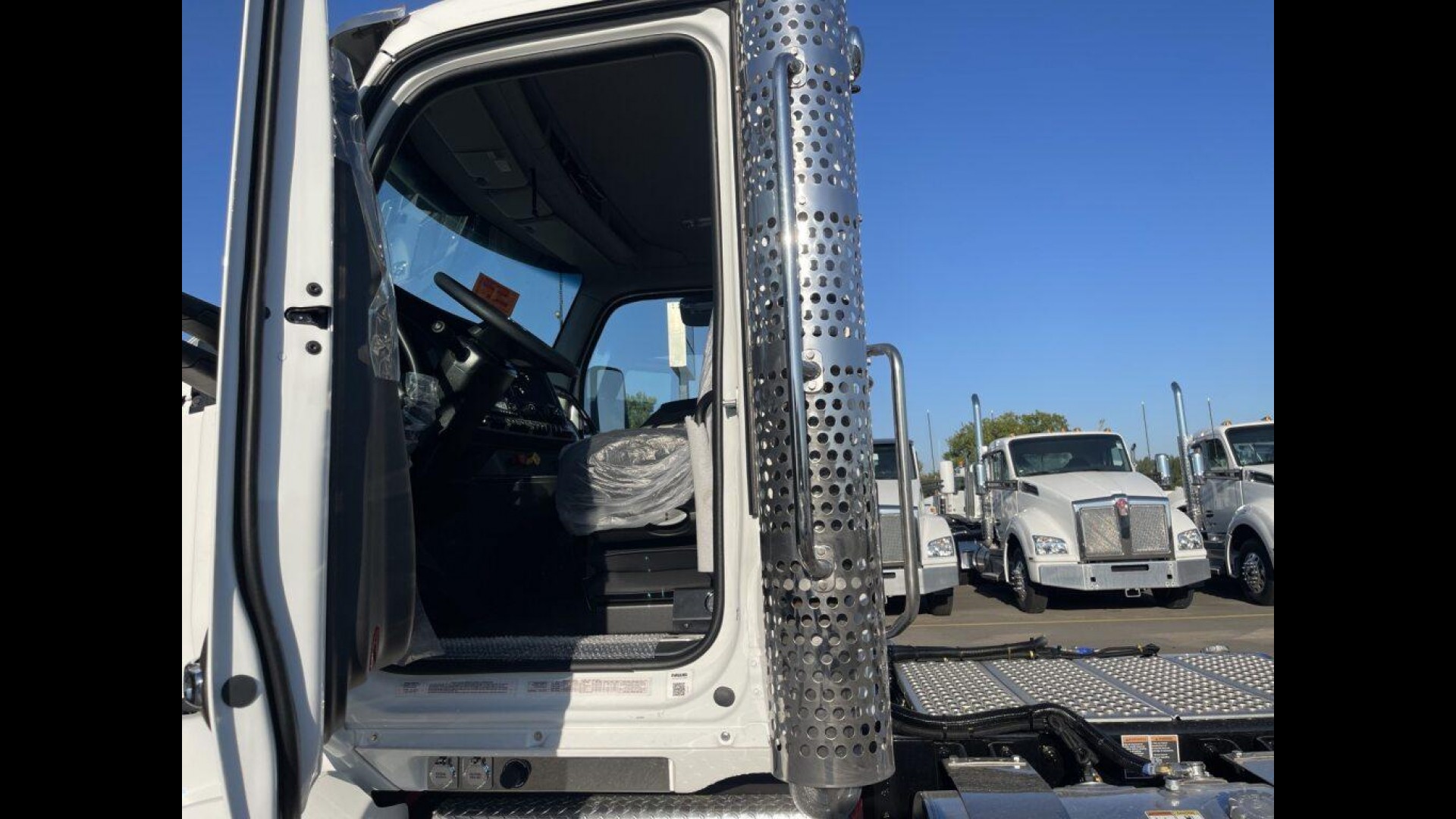 2026 Kenworth T880 - image 12